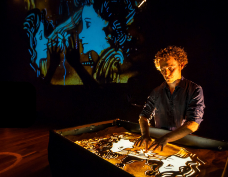 Somnis de sorra: Sandkunst und Musik in Tiana