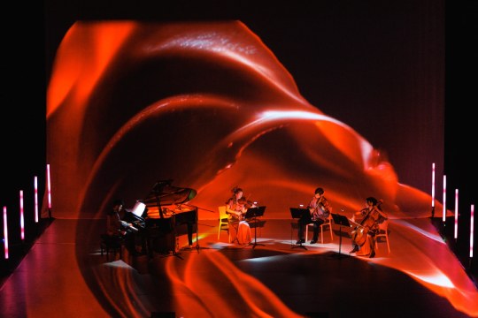Under The Tree: Die Zeitmaschine im Teatro Campos Elíseos