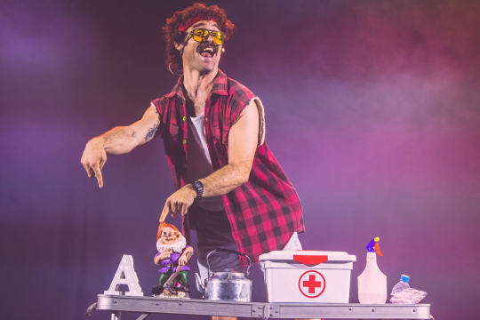 Piensa en Wilbur: Akrobatik und Humor im Teatro Campos Elíseos