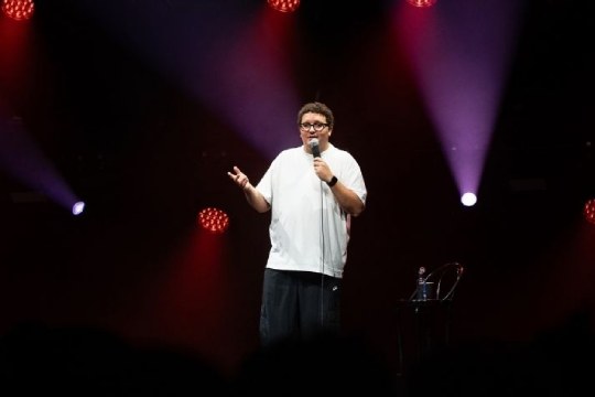 Facu Díaz präsentiert Buenas noches in the night in Bilbao