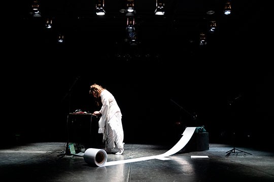 Subir la dosis: Bühnenperformance von Laura Sam