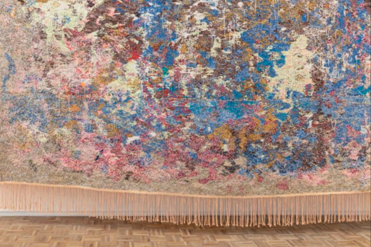 Igshaan Adams: Levantando el polvo en el Guggenheim Bilbao