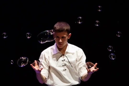 "Xaboi saltzailea": teatro y magia con burbujas en Lugaritz