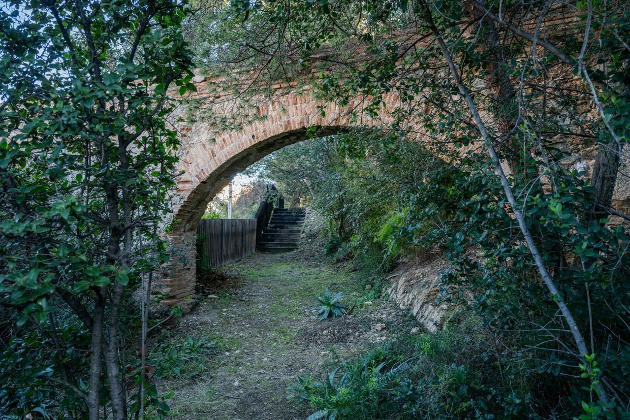 Fuentes y acueductos: ruta de agua y arquitectura en Gràcia