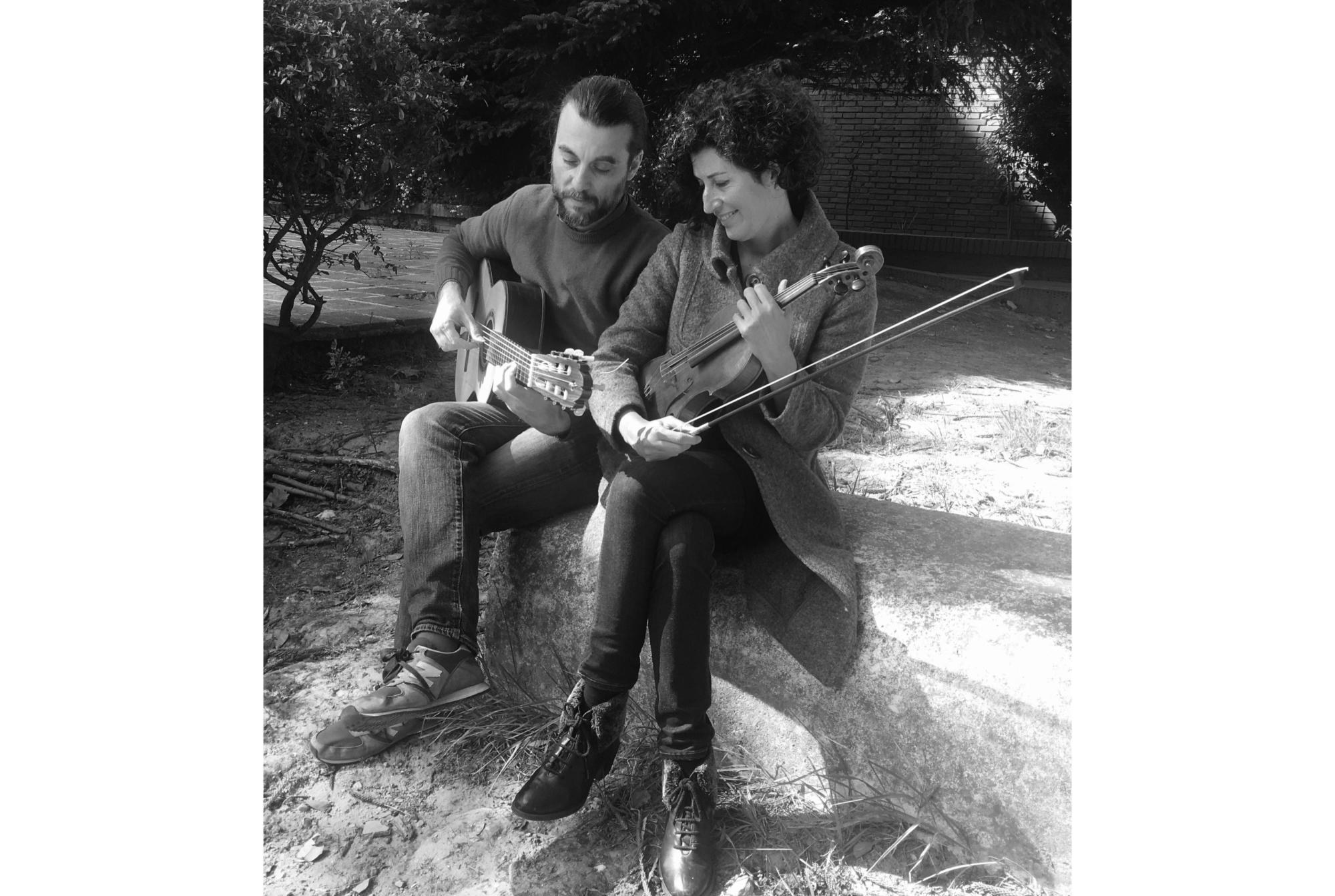 Núria Balcells und Rocco Papia: Recançonem im BAR del CAT