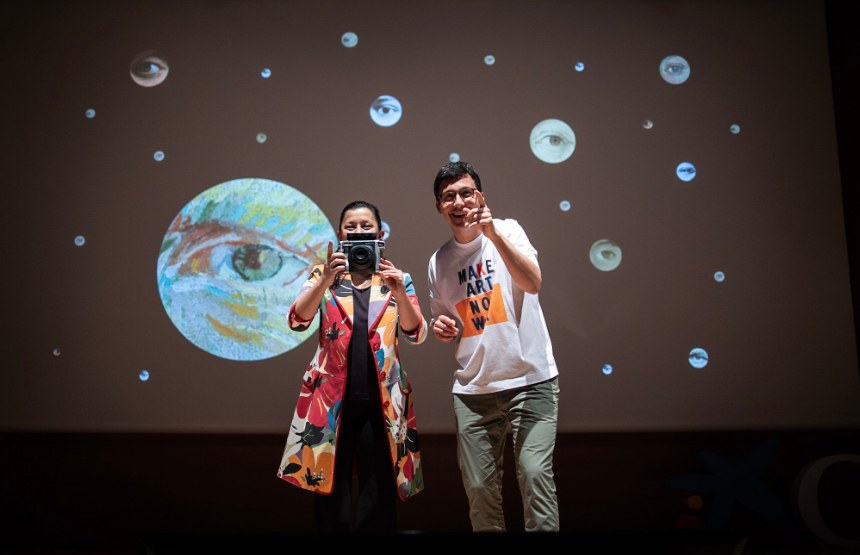 Con un 6 y un 4: del retrato al selfie en CaixaForum