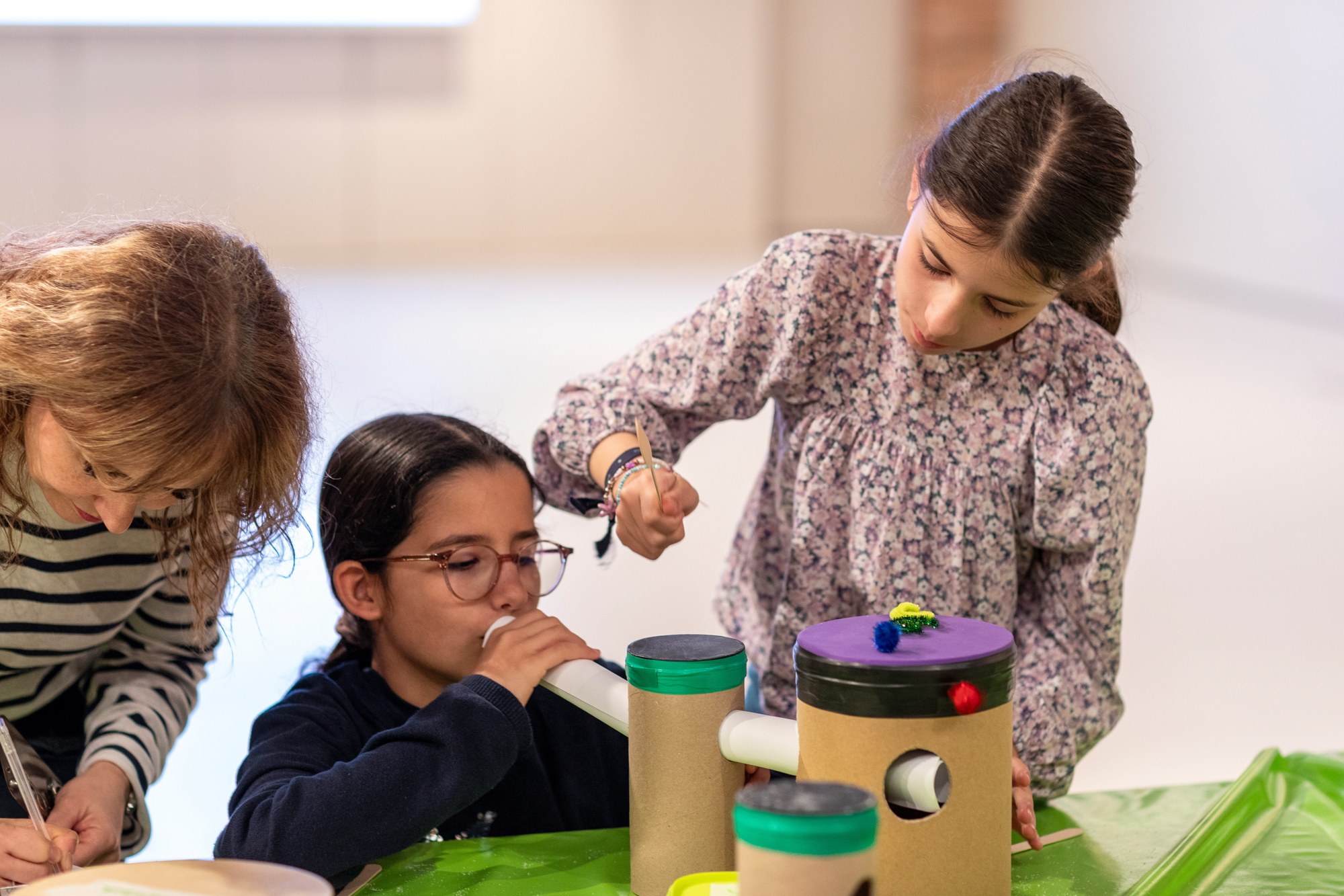Mit Grenzen spielen: Familien-Kunstworkshop